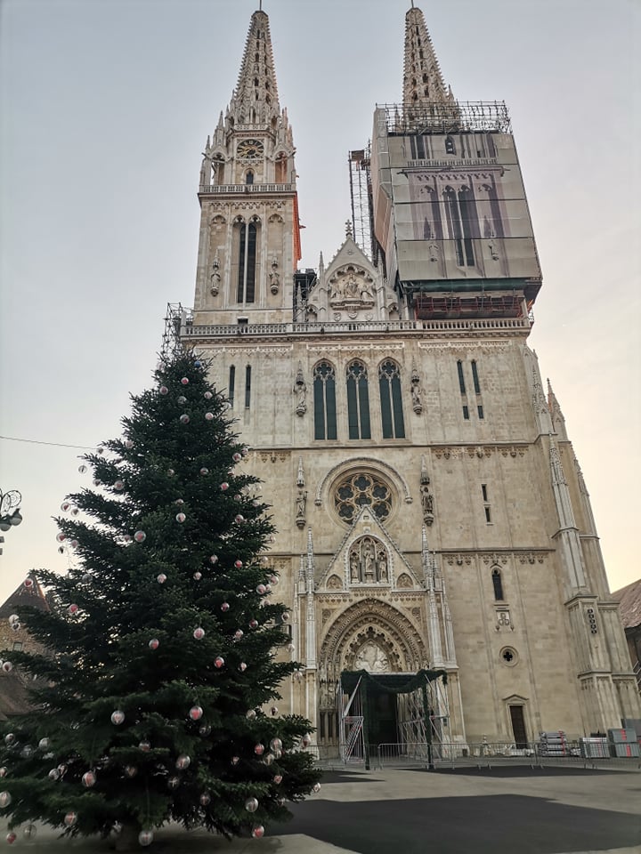 Okićen bor ispred Zagrebačke katedrale